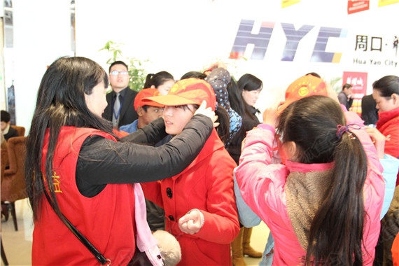 志愿者给孩子们们带上帽子
