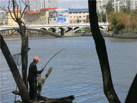 在河边钓鱼的人