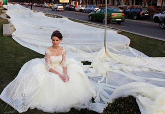 最长的大拖尾婚纱图片_520米长婚纱(2)