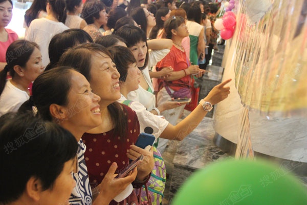 人们围观在会员资料区
