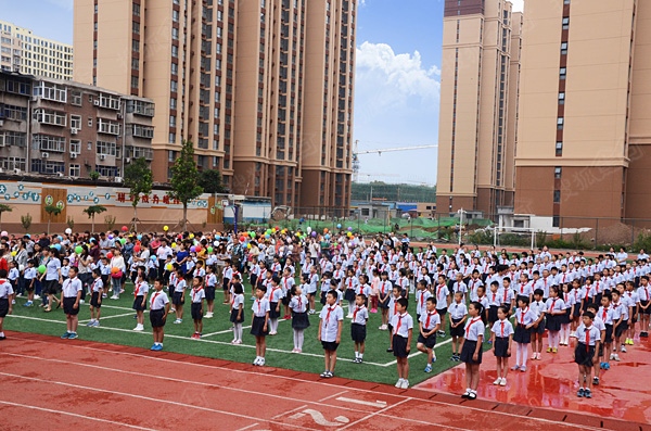 维明路小学西校全体师生参加秋季开学典礼