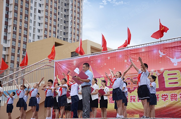 维明路小学师生朗诵校训
