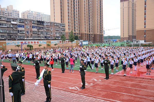 维明路小学师生向国旗敬礼