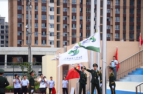 维明路小学主校和西校校旗升起