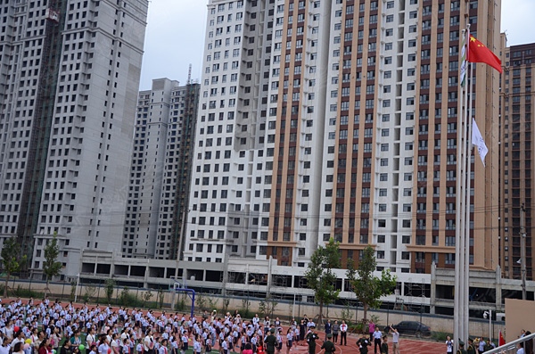 维明路小学师生和东胜集团领导参加升国旗仪式