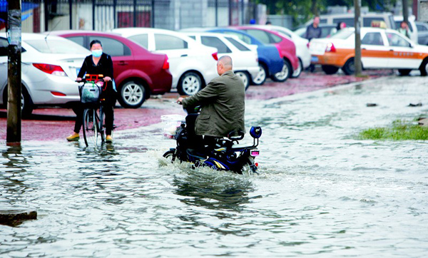 路面积水严重，居民出行困难