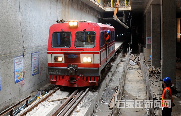 石家庄城市轨道交通工程车从地铁站轨道驶过（图片来源：石家庄新闻网）