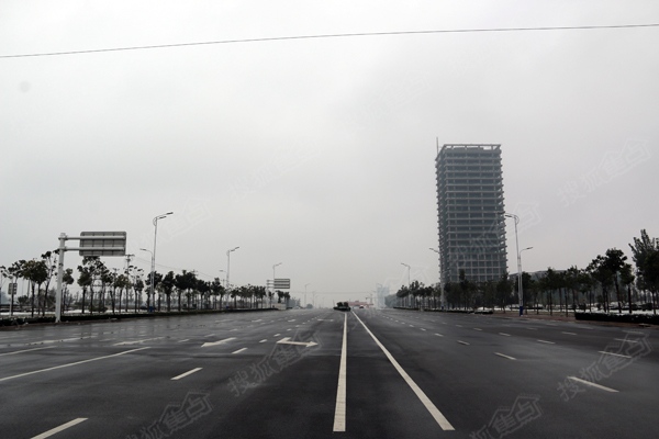 图为宽阔的北京大街（新城大道）