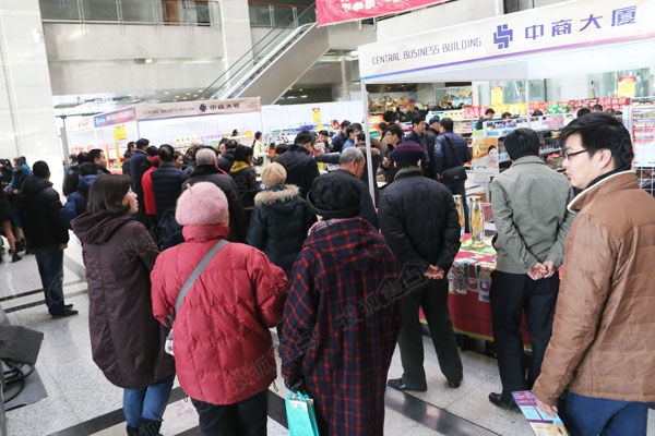 前来参观的市民