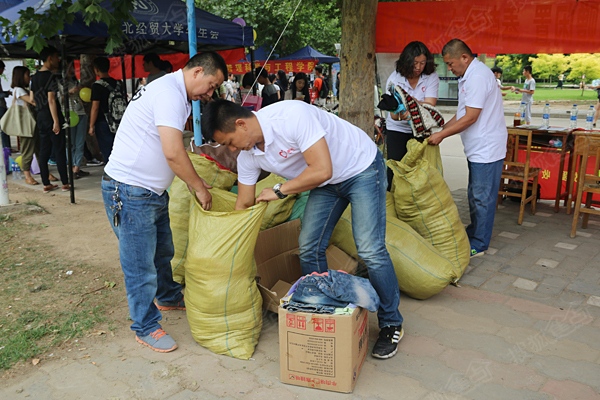聚爱公益商城工作人员对捐赠物品进行装袋
