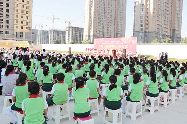 全体师生观看表演