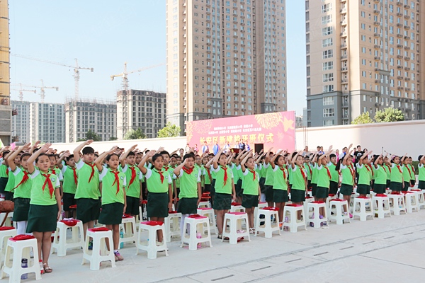全体小学生敬礼奏国歌