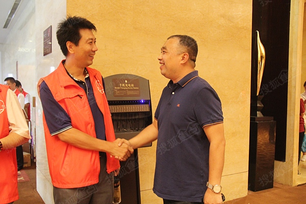 搜狐焦点石家庄站总经理鲍全胜到场和嘉宾握手