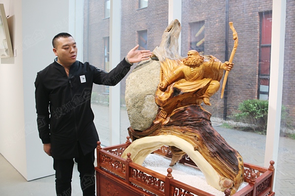 90后艺术家许红阳介绍自己的根雕作品