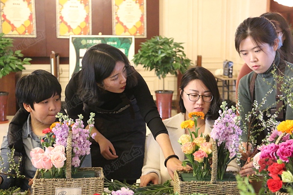 花艺工坊老师给嘉宾做指导