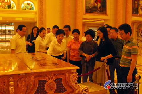 右六为国务院研究室司长陈文玲女士,左六为罗浮宫集团总经理陈桂 右六为国务院研究室司长陈文玲女士,左六为罗浮宫集团总经理陈桂