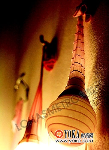 用不穿了的丝袜来包住电灯泡挂在墙上就变成了一盏散发淡淡光晕的美好灯具。