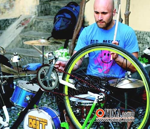 设计师Ross Lovegrove为鼓手Daniel设计的“自行车鼓”