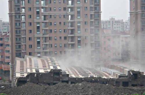 事故现场:上海莲花南路罗阳路莲花河畔小区在建的13层住宅楼全部倒塌。 事故现场:上海莲花南路罗阳路莲花河畔小区在建的13层住宅楼全部倒塌。
