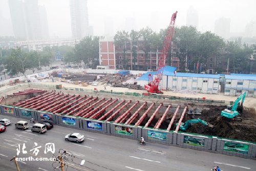 天津地铁3号线吴家窑车站正在进行主体施工