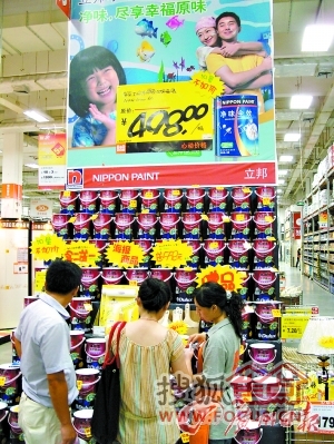 在各大建材卖场，涂料品牌基本一样，促销力度大同小异。