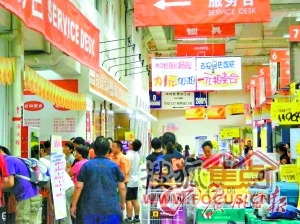 在下单的交款台，挤满了等待结算的顾客。