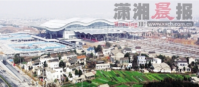 武广长沙南站。2009,两个月最高涨了1000元/平方米的房价,也无法熄灭“投资武广”的购房者热情。2010,这样的疯狂或者很难再现。图/读者陈敏捷 武广长沙南站。2009,两个月最高涨了1000元/平方米的房价,也无法熄灭“投资武广”的购房者热情。2010,这样的疯狂或者很难再现。图/读者陈敏捷