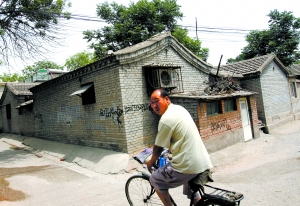 2009年7月3日，门头沟采空棚户改造区，一位居民穿过小巷。