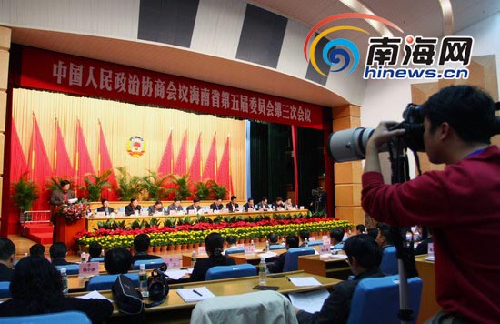 省委副书记、省长罗保铭在会上表示:海南有信心掌控好海南的房地产(记者 张茂 摄) 省委副书记、省长罗保铭在会上表示:海南有信心掌控好海南的房地产(记者 张茂 摄)
