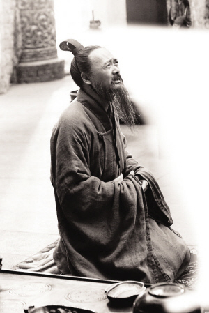 从这个场景中我们温故而知中国古人的生活家居态,其实跪坐是一种生活