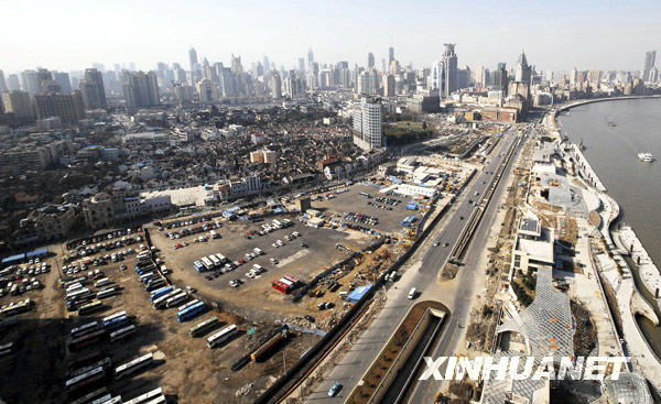 2010年1月26日拍摄的上海外滩国际金融服务中心（8-1地块）项目用地（画面左下部）。新华社发
