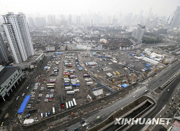 2月1日拍摄的上海外滩国际金融服务中心（8-1地块）项目用地（画面中部）。
