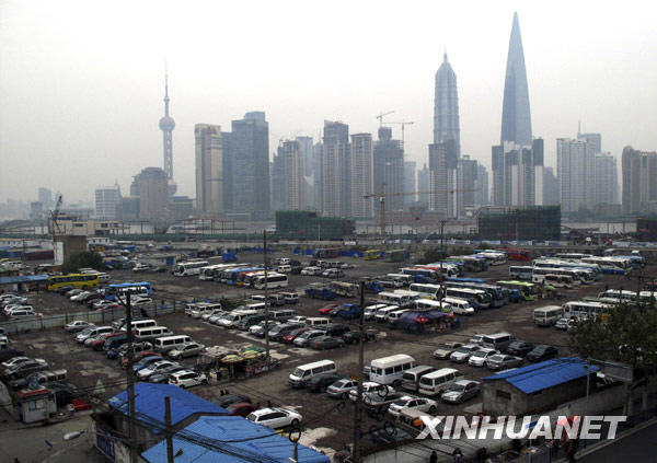 这是上海外滩国际金融服务中心(8-1地块)项目用地(画面下部)(2009年11