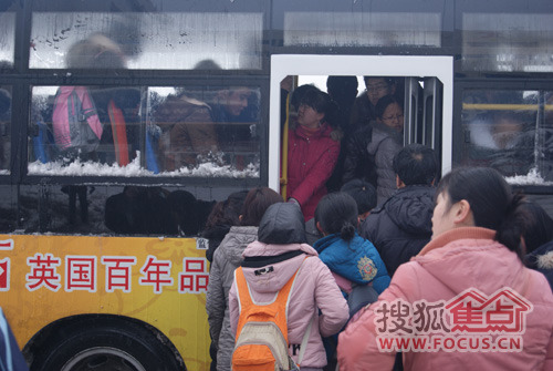大雪给人们的出行带来了不便 公交车上拥挤的人们（记者 张铭 摄）