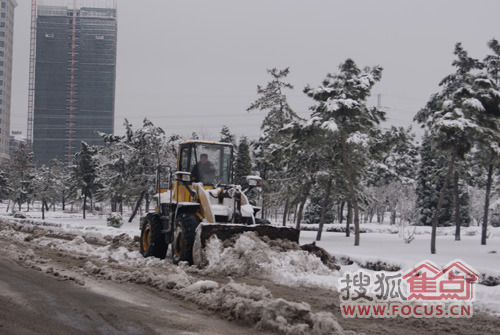 市委已经出动铲雪车辆 将尽快改善交通状况（张铭 摄）
