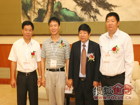 辽宁省家具协会会长祖树武(左二)一展辽宁家协风采 辽宁省家具协会会长祖树武(左二)一展辽宁家协风采