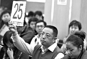 胜者为王 昨日,中国兵器下属企业竞得蓟门桥地块,该地块成为北京单价“地王”。本版摄影/本报记者 周晓东 胜者为王 昨日,中国兵器下属企业竞得蓟门桥地块,该地块成为北京单价“地王”。本版摄影/本报记者 周晓东