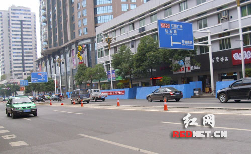 新华西路红卫桥头至红旗广场段2米宽的中央绿化带将被取消
