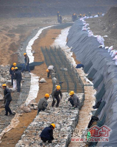3月19日,在青龙河南湖段河道治理施工现场,施工人员紧张有序地进行