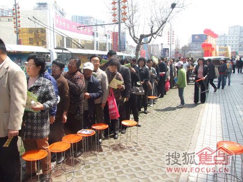 舞台处从早上7:00就有很多人过来排队抽取1元"青岛装饰城独家买断品"