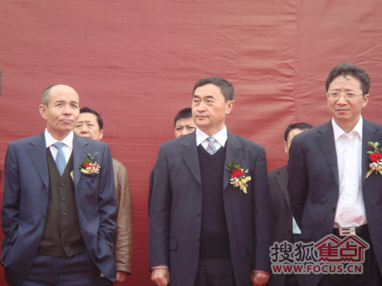 宏发集团董事长孙国财（左）、省民间组织管理局局长尚秀春（中）参加开幕式