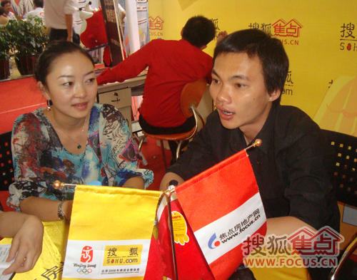润丰合创总经理助理杨白云（左），林语庄园项目负责人林浪(右)