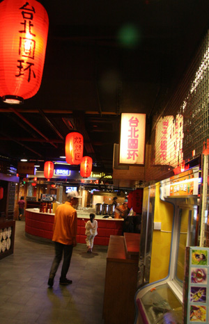 餐廳的精心佈置，讓人彷彿到了台灣夜市
