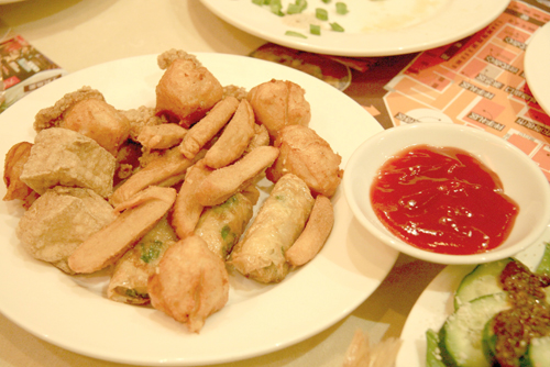 台灣夜市最火的小吃鹹酥雞甜不辣和炸雞捲
