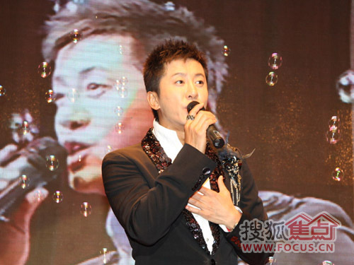 歌星毛宁现场献唱《涛声依旧》 歌星毛宁现场献唱《涛声依旧》