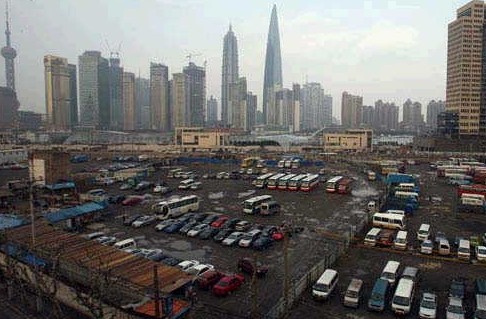 空中俯瞰位于上海黄浦江边外滩8-1金融地块全景.