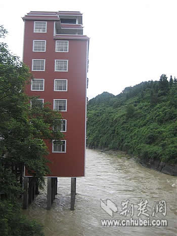 七层大楼建在河道 被称“湖北最牛违建” 七层大楼建在河道 被称“湖北最牛违建”