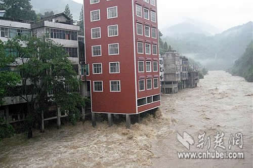 七层大楼建在河道 被称“湖北最牛违建” 七层大楼建在河道 被称“湖北最牛违建”