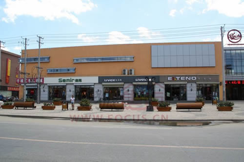 学院路上服装专卖店