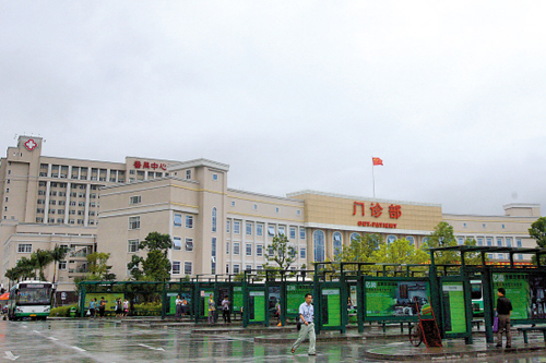 番禺区中心医院外观,门口建有公交枢纽 宋金峪 摄